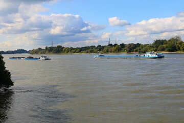 Blick auf den Rhein bei Duisburg im Ruhrgebiet	
