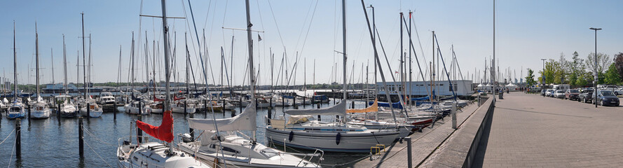 Segelschiffe im Kieler Hafen im Sommer - Panorama