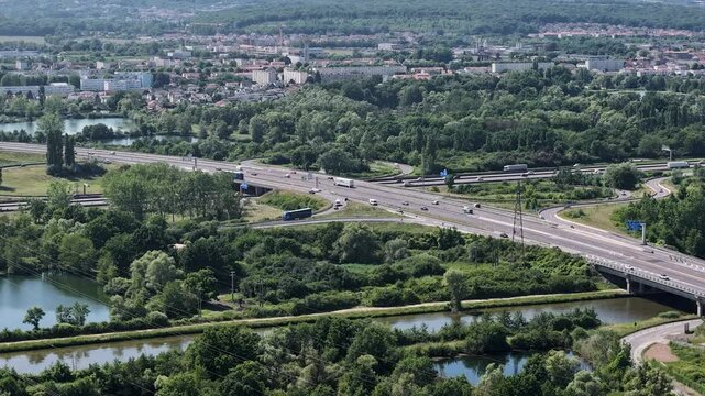 circulation routi&egrave;re &agrave; l'&eacute;changeur des autoroutes  A4 et A31 &agrave; la Croix de Hauconcourt pr&egrave;s de Metz . 
