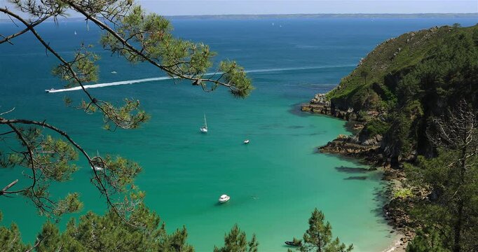 Promenade en bateau le long des falaises de la Presqu'&icirc;le de Crozon