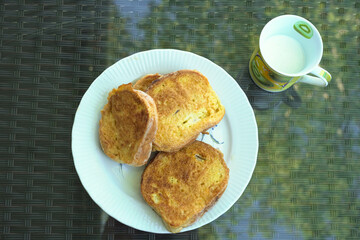 Yogurt salt with breadcrumbs. Light breakfast.
