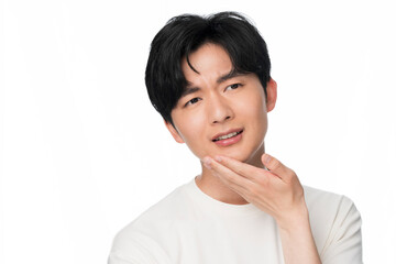 肌を気にする若い日本人男性のポートレート