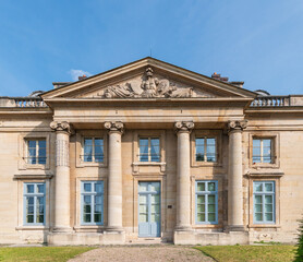 L'une des façades de l'Ecole militaire à Paris, France