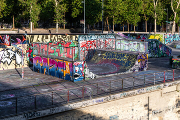 Lebendiger Skatepark in Lyon mit farbenfrohen Graffitis