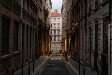 Historische Gasse in Lyon Kopfsteinpflaster und Altbau-Charme