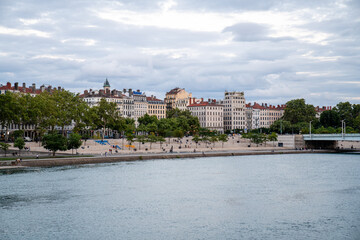 Obraz premium Lyon am Flussufer Promenade und historische Stadtansicht
