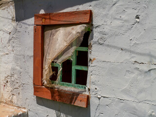Altes Holzfenster mit Fligenschutzgitter
