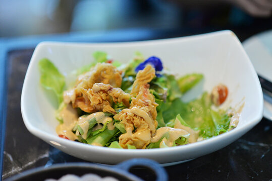 Delicious Thai chicken and shrimp dishes with fresh vegetable salads and rice
