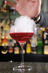 preparazione cocktail barman cappuccino e caffè
