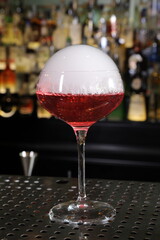 preparazione cocktail barman cappuccino e caffè
