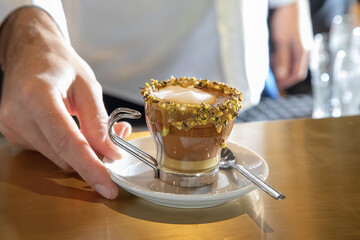 preparazione cocktail barman cappuccino e caffè
