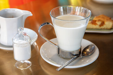 preparazione cocktail barman cappuccino e caffè
