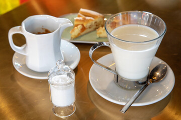 preparazione cocktail barman cappuccino e caffè
