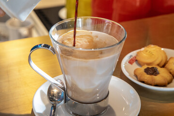 preparazione cocktail barman cappuccino e caffè
