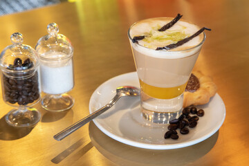 preparazione cocktail barman cappuccino e caffè
