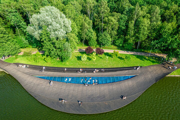 Pomosty na Jeziorze Paprocańskim w Tychach na Śląsku w Polsce latem. Panorama z lotu ptaka © Franciszek