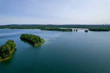 Jezioro na Śląsku w Polsce. Pogoria IV, znana również jako Zbiornik Kuźnica Warężyńska, to największy zbiornik wodny w kompleksie Pogorii