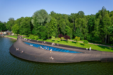 Pomosty na Jeziorze Paprocańskim w Tychach na Śląsku w Polsce latem. Panorama z lotu ptaka © Franciszek