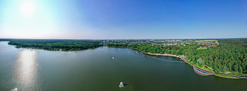 Jezioro Paprocańskie na Śląsku w Polsce to sztuczny zbiornik, utworzony w wyrobisku służącym Hucie Paprocany. Panorama z lotu ptaka latem