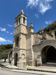 Obraz premium A large stone building with a tower