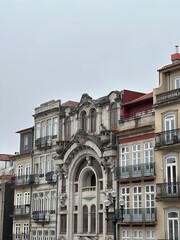 Obraz premium A building with many balconies