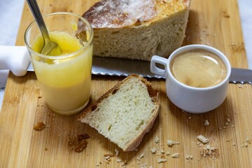 The iconic and traditional eggnog with free-range egg yolk and sugar. Rustic bread with eggnog and coffee