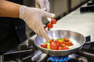 preparazione primi piatti con pomodorini rossi e gialli scolare pasta e saltare in padella