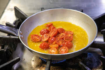 preparazione primi piatti con pomodorini rossi e gialli scolare pasta e saltare in padella