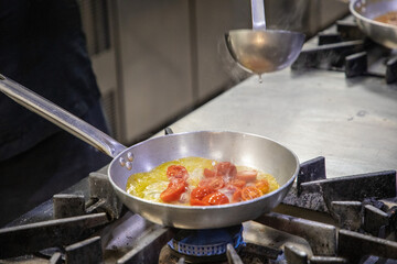 preparazione primi piatti con pomodorini rossi e gialli scolare pasta e saltare in padella