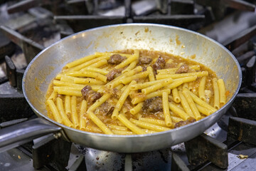 preparazione primi piatti con pomodorini rossi e gialli scolare pasta e saltare in padella
