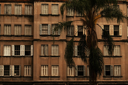 Janela, parede e sacadas de pr&eacute;dio da cidade de S&atilde;o Paulo. 