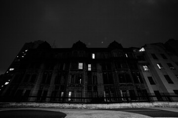 Prédio de apartamentos a noite na cidade de São Paulo.