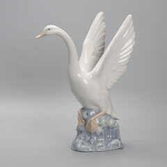 porcelanowa figurka łabędź szykujący się do lotu. © MR. Stanek