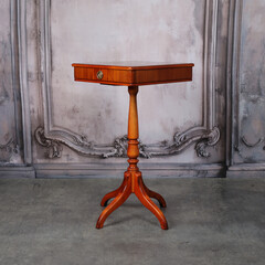 Stare stylowe pałacowe meble, stylowy stolik w pałacowym stylu.