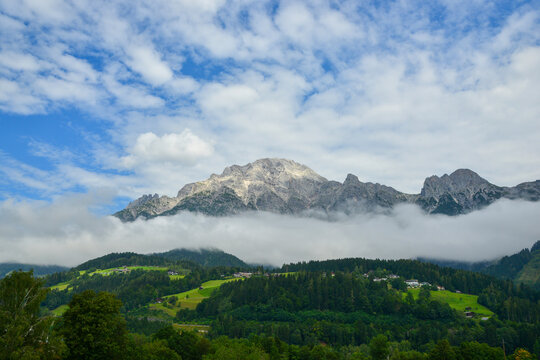 Das Birnhorn, 2634 m, mit seiner schroffen S&uuml;dwand, oberhalb Leogang in Tirol ist Ziel schwieriger Bergwanderungen und Klettersteigbegehungen, hier mit Talnebel und H&ouml;henwolken