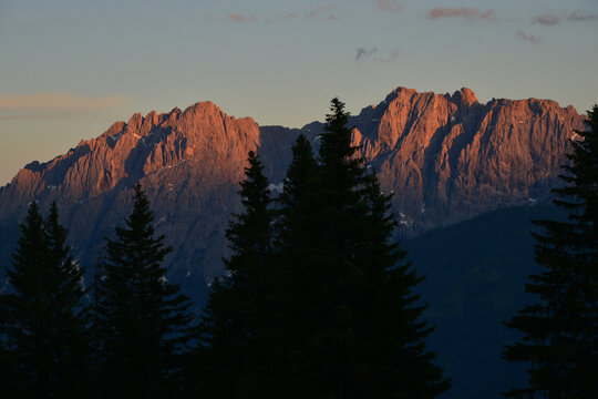 Die Lienzer Dolomiten mit Sandspitze und Spitzkofel im Abendlicht von Hochlienz aus gesehen, Osttirol, &Ouml;sterreich