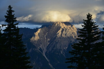 Die Sandspitze in den Lienzer Dolomiten mit eindrucksvoller Gipfelwolke im Abendlicht von Hochlienz aus gesehen