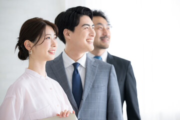 未来や目標を見つめるビジネスシーンの横顔の男女3人のクローズアップ　転職や希望のイメージ