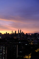 Obraz premium sunrise in kuala lumpur skyline