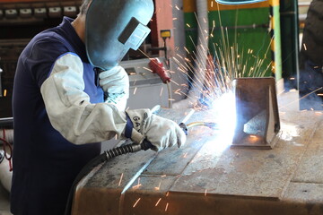 uomo a lavoro saldatura man at worck