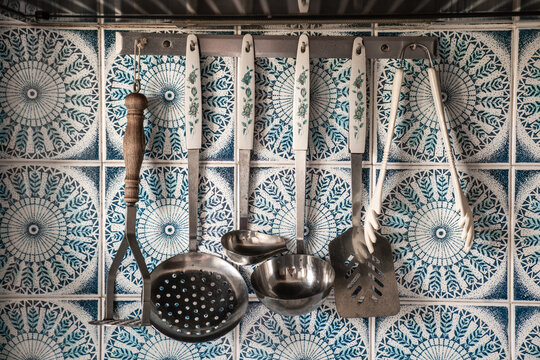 K&uuml;chenutensilien vor mediterranen Fliesen in Spanien