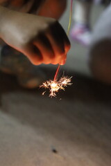 線香花火をする人