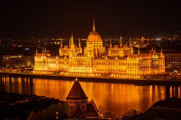 Naklejka premium hungarian parliament building at night