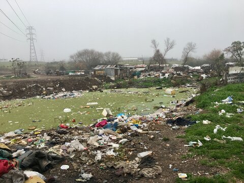 Arroyo Contaminado con Basura en Barrio Maracan&aacute;, Montevideo, Uruguay