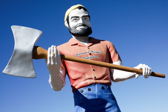 Tucson, Arizona. USA. A vintage Paul Bunyan muffler man holds his ax. Quirky roadside Americana. 
