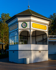 Bäderarchitektur am Strand von Göhren, Pavillion am Festplatz, Rügen, Mecklenburg-Vorpommern, Deutschland