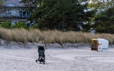 Strandkörbe und Bäderarchitektur am Strand Binz, Rügen, Mecklenburg-Vorpommern, Deutschland