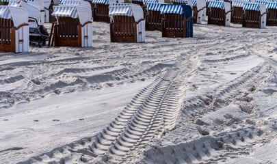Strandkörbe und Bäderarchitektur am Strand Binz, Rügen, Mecklenburg-Vorpommern, Deutschland