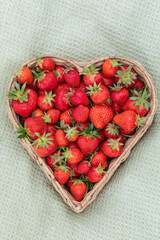 Erdbeeren in Herzform im Korb