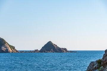 Fototapeta premium 海に浮かぶ小島と水面の景観